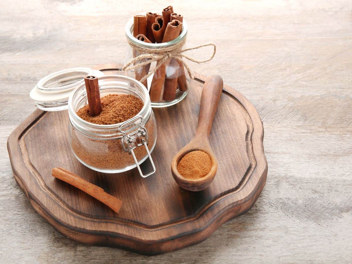 Cinnamon sticks and ground cinnamon on table.